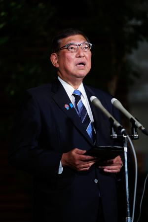 記者団の取材に応じる石破首相＝２４日夜、首相官邸