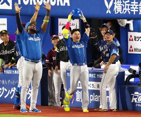 ４回、本塁打を放ちベンチ前でポーズをとる全パ・清宮幸（中央）＝横浜
