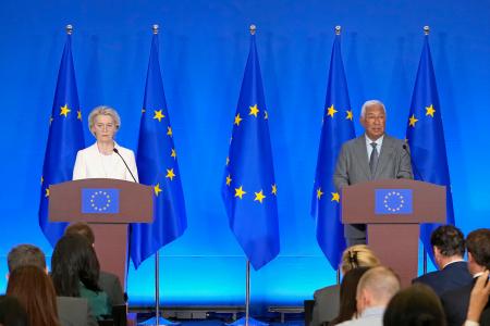 記者会見するＥＵのコスタ大統領（右）とフォンデアライエン欧州委員長＝２４日、北京（共同）