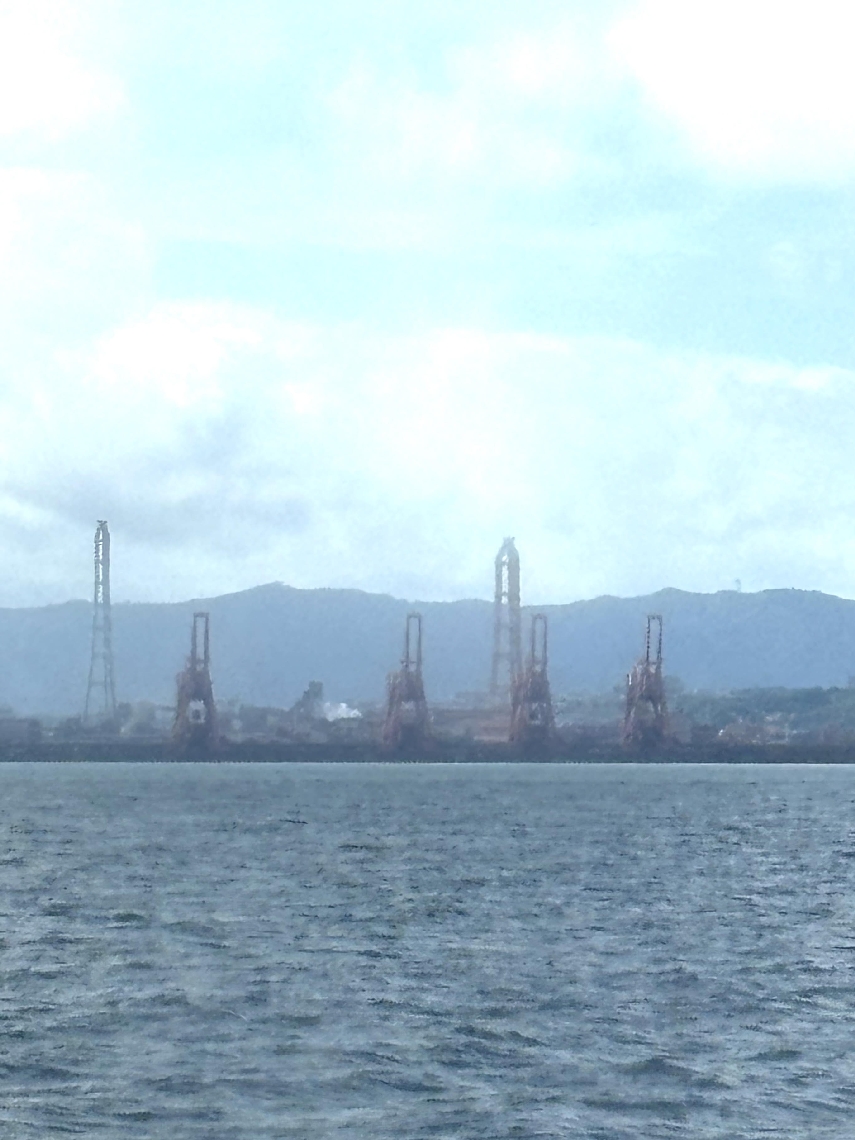 スノーウオーカーに見える巨大クレーン＝大分市沖の海上