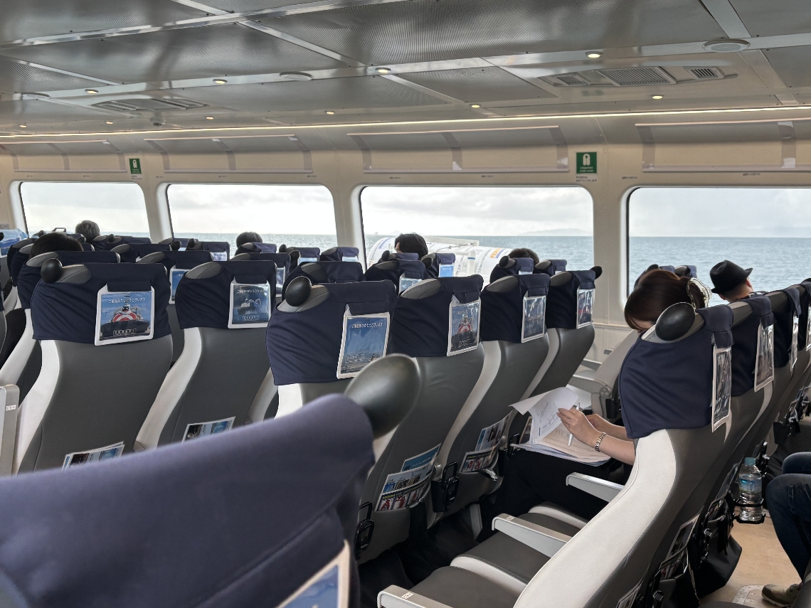 船内の広い窓から別府湾の景色が楽しめる＝ホーバークラフト船内