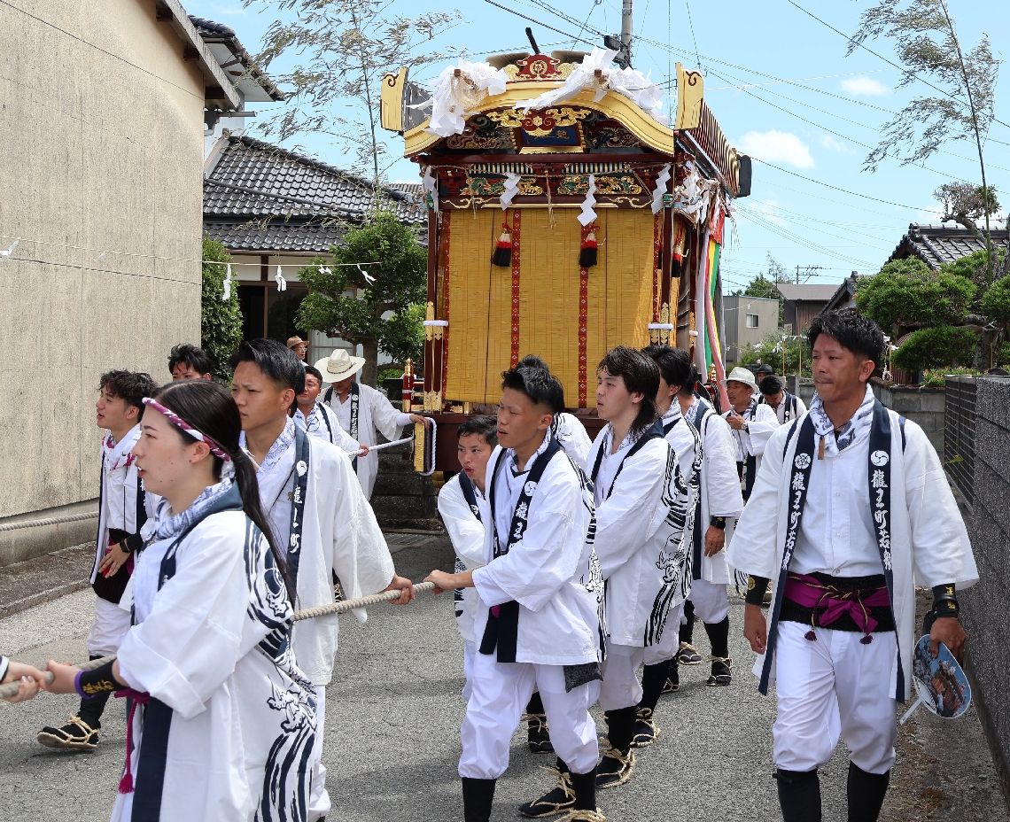 「引き出し」で、祇園車を引っ張り町内を回る龍王町の住民ら＝２５日、中津市龍王町