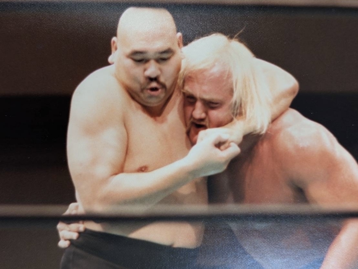 ヘッドロックで攻められるハルク・ホーガン（右）
