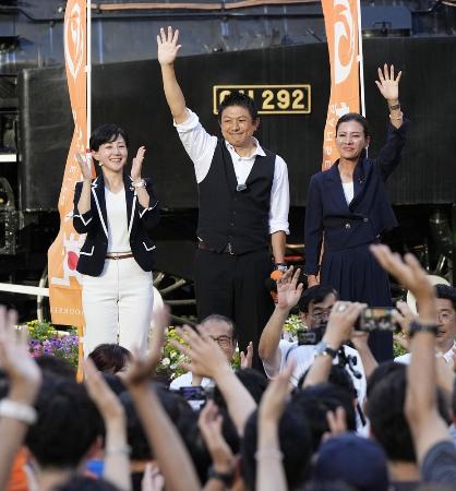 参院選投開票日の翌日に開かれた参政党の集会に臨む（左から）北野裕子衆院議員、神谷宗幣代表、吉川里奈衆院議員＝２０２５年７月２１日、東京・新橋駅前