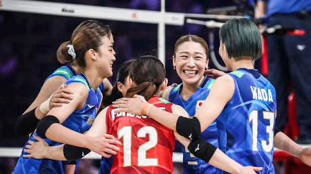 準々決勝のトルコ戦で得点を喜ぶ日本の石川（右から２人目）ら＝ウッジ（Ｖｏｌｌｅｙｂａｌｌ　Ｗｏｒｌｄ提供・共同）