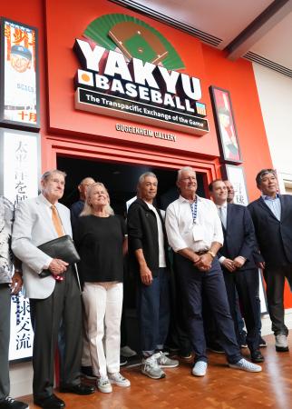 米野球殿堂博物館の「日米野球展」の開幕式に出席したイチローさん（中央）。右端は野茂英雄さん＝２４日、ニューヨーク州クーパーズタウン（共同）