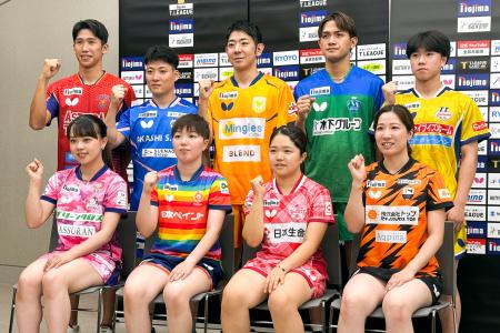 卓球Ｔリーグの開幕前日記者会見でポーズをとる参加選手。後列左端は琉球の吉村真晴＝２５日、東京都内