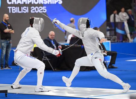 男子サーブル個人１回戦で韓国選手（左）と対戦する津森志道＝トビリシ（共同）