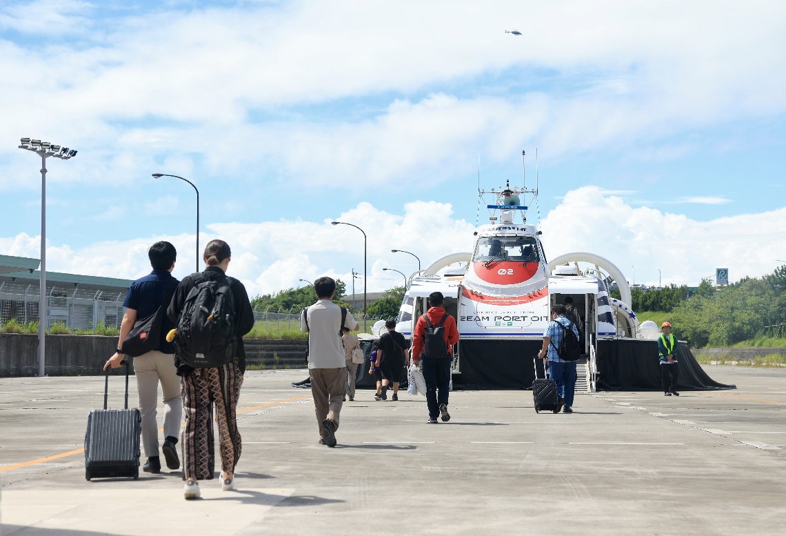 大分空港発の便に乗り込む利用客＝２６日、国東市安岐町