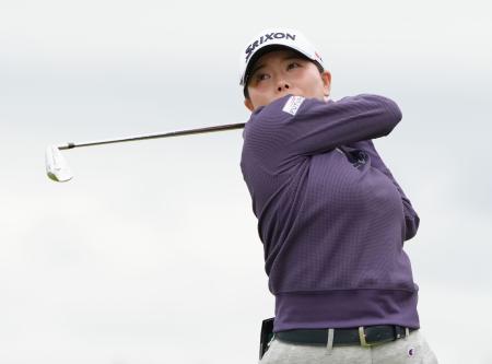 第２ラウンド、４番でティーショットを放つ勝みなみ。通算７アンダーで６位＝ダンドナルド・リンクス（共同）