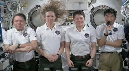 滞在中の国際宇宙ステーションで記者会見する大西卓哉飛行士（右端）＝２５日（ＮＡＳＡの中継から・共同）
