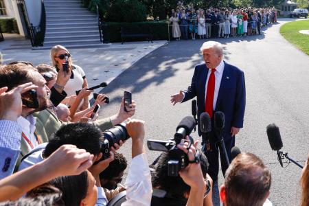 ２５日、英北部スコットランドに向かう前に報道陣に話すトランプ米大統領＝ワシントン（ゲッティ＝共同）
