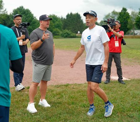 「合同自主トレ」前に言葉を交わすイチローさん（手前右）とビリー・ワグナーさん（同左）＝２５日、ニューヨーク州クーパーズタウン（共同）