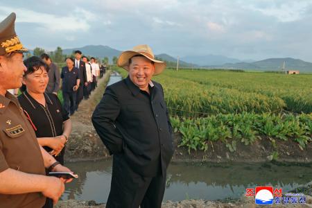 北朝鮮軍の後方基地の水田にあるナマズの養殖場を視察する金正恩朝鮮労働党総書記＝２４日（朝鮮中央通信＝共同）