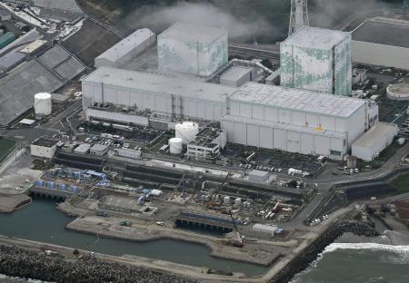 東京電力福島第１原発の５号機（左奥）と６号機（右奥）前に設置されている処理水の放出設備＝２０２４年８月
