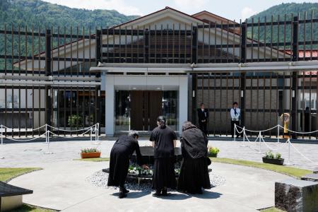 知的障害者施設「津久井やまゆり園」の入所者１９人が殺害され２６人が重軽傷を負った事件から９年となり、「鎮魂のモニュメント」に献花する遺族ら＝２６日午前、相模原市