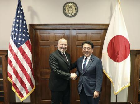 日米関税交渉で握手を交わす赤沢経済再生相（右）とラトニック米商務長官＝６月、ワシントン（米商務省提供・共同）