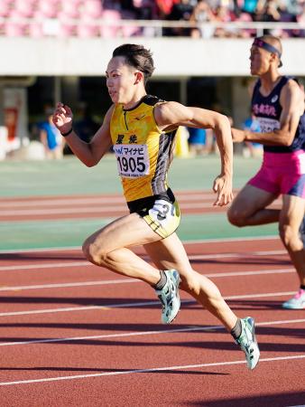 男子１００メートルで高校新記録の１０秒００で優勝した星稜の清水空跳＝ホットスタッフフィールド広島