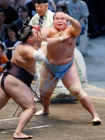 霧島（左）を攻める琴勝峰。上手投げで破る＝ＩＧアリーナ