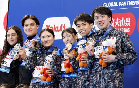混合団体で銅メダルを獲得した（右から）坂井丞、西田玲雄、三上紗也可、金戸凜＝シンガポール（共同）