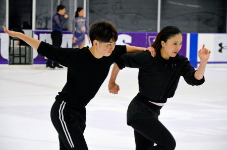 練習するアイスダンスの吉田唄菜（右）、森田真沙也組＝カナダ・ロンドン（共同）