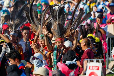 ギネス世界記録に挑戦する大阪・関西万博のイベントで、笑顔で盆踊りをする外国人参加者ら＝２６日午後、大阪市此花区の夢洲