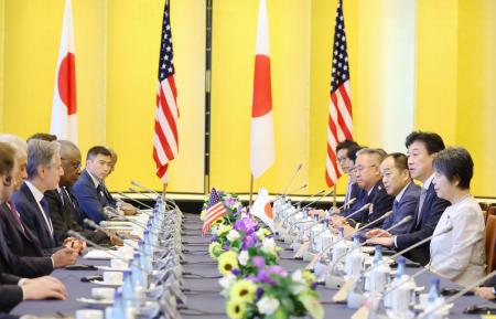 ２０２４年７月、拡大抑止に関する日米閣僚会合に臨む（右から）上川外相、木原防衛相、（左３人目から）ブリンケン米国務長官、オースティン米国防長官＝東京都内
