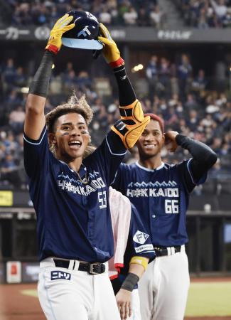 ４回、本塁打を放ちポーズを決める日本ハム・水谷（手前）＝エスコンフィールド