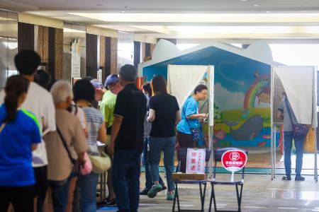 ２６日、台湾北部・新北市で投票のため並ぶ有権者ら（中央通信社＝共同）
