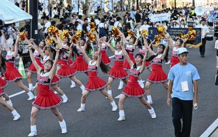 第４９回全国高校総合文化祭で行われたパレード＝２６日午後、高松市