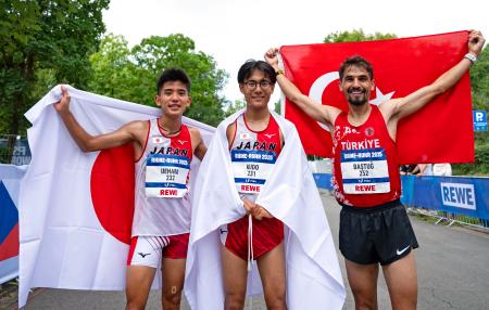 陸上男子ハーフマラソンで優勝した工藤慎作（中央）。左は銅メダルの上原琉翔＝ボーフム（（Ｃ）Ｎｉｋｌａｓ　Ｈａｅｒｔｉｇ／Ｒｈｉｎｅ－Ｒｕｈｒ　２０２５、共同）