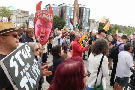 ２６日、英北部スコットランドのアバディーン中心部でトランプ米大統領に対する抗議デモを行う市民ら（共同）