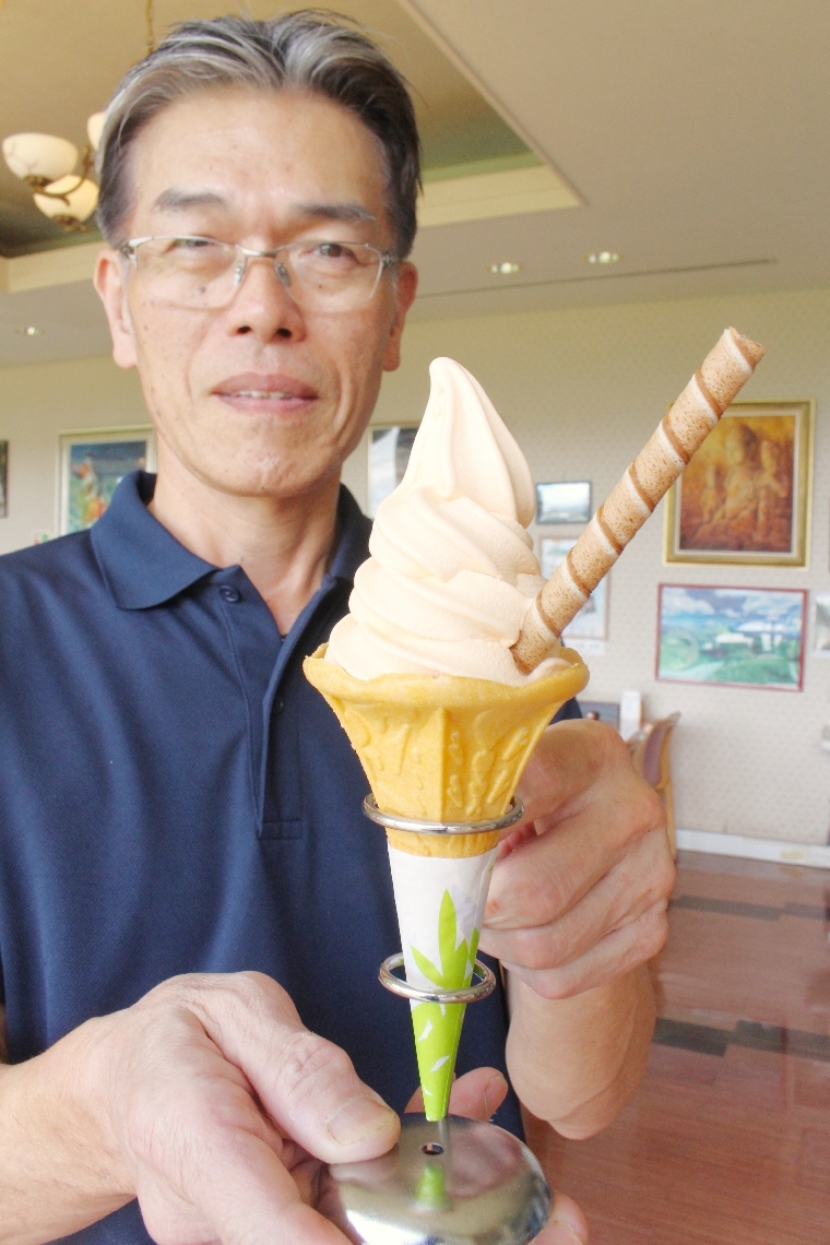 荻の里温泉では荻トマトソフトクリームを提供。「特産のトマトもぜひ食べてほしい」と菅八郎社長＝竹田市荻町新藤
