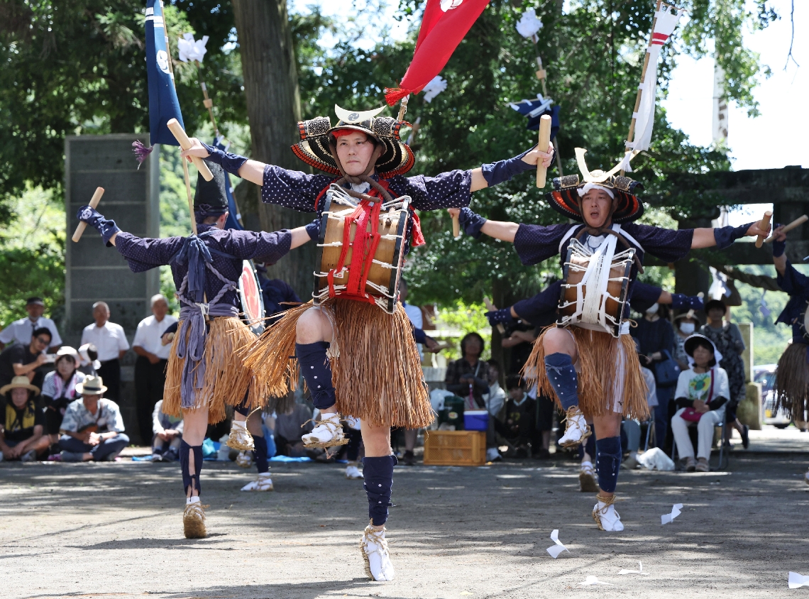 太鼓をたたきながら軽快に踊る楽人＝２７日午前、国東市武蔵町吉広の楽庭八幡社