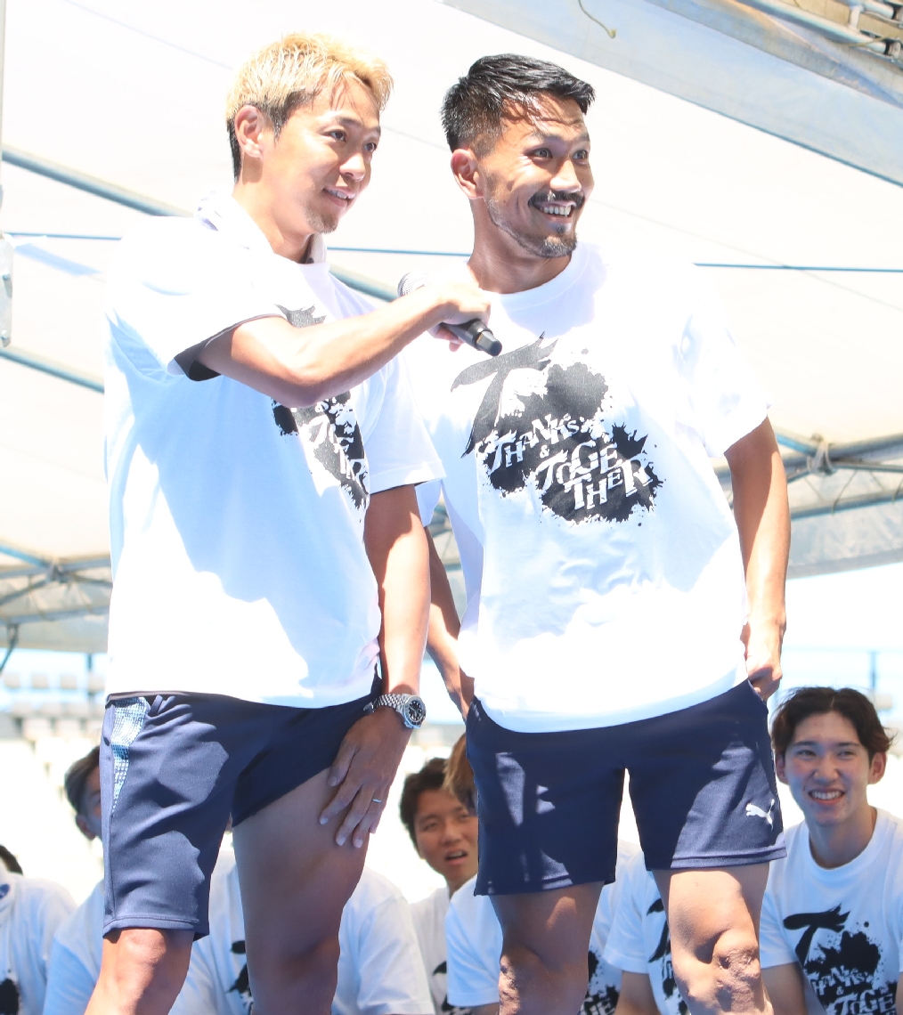 ジェスチャーゲームをするＭＦ清武（左）とＦＷ伊佐