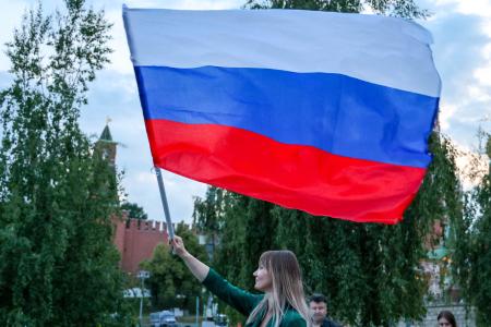掲げられたロシア国旗＝６月、モスクワ（タス＝共同）