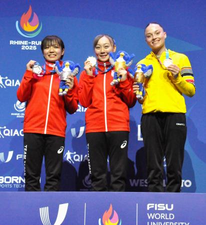 体操女子種目別の床運動で優勝した宮田笙子（中央）。左は２位の牛奥小羽＝エッセン（共同）