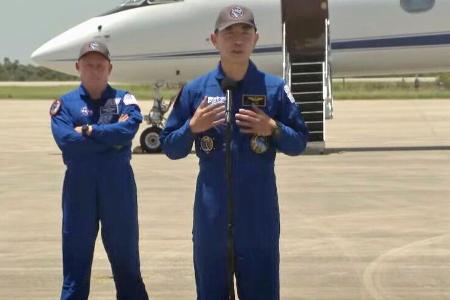 記者会見する油井亀美也飛行士（右）＝２６日、米フロリダ州のケネディ宇宙センター（ＮＡＳＡ提供・共同）
