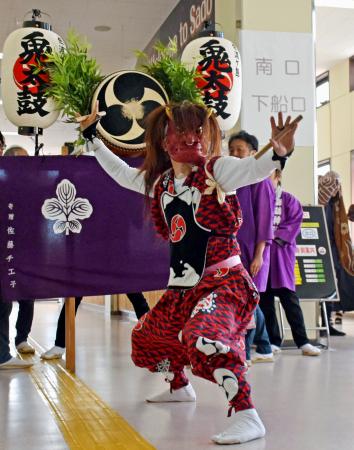 新潟県佐渡市の両津港のフェリーターミナルで披露された地域の伝統芸能「鬼太鼓」＝２７日午前