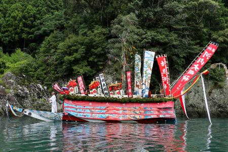 和歌山県の串本、古座川両町を流れる古座川で営まれた河内祭＝２７日