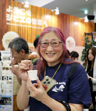 万博会場のジビエの特設ブースで、試食会に参加した松井洋子さん＝６月、大阪市此花区の夢洲