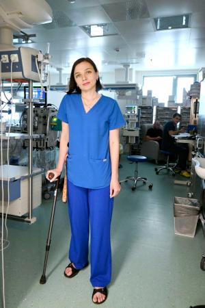 職場の集中治療室前に立つ看護師のビクトリア・ディドベツさん＝１１日、キーウ（共同）