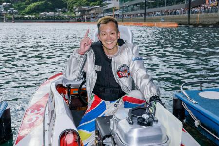 第３０回オーシャンカップで優勝し、ポーズをとる西山貴浩＝ボートレース徳山