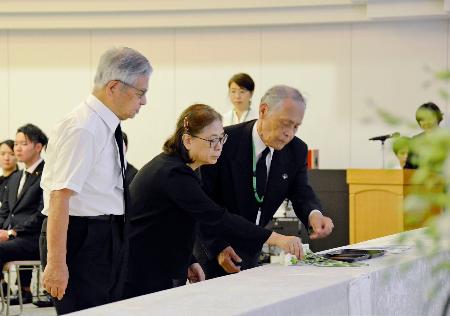 「東京都原爆犠牲者追悼のつどい」で献花する参列者＝２７日午後、東京都葛飾区