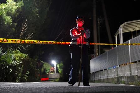 強盗殺人事件のあった現場周辺で警戒にあたる警察官＝２６日午後１０時５４分、佐賀県伊万里市