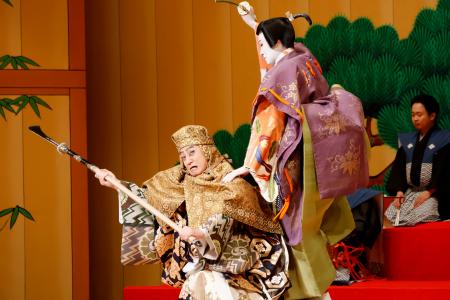「戦災前橋復興舞踊大会」を再現した歌舞伎公演で、「長唄　橋弁慶」を披露する十代目松本幸四郎さん（左）と市川染五郎さん親子＝２７日午後、前橋市