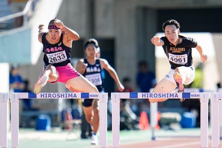 男子４００メートル障害を４９秒８４の大会新で制した洛南の後藤大樹。右は東福岡の家入俊太＝ホットスタッフフィールド広島