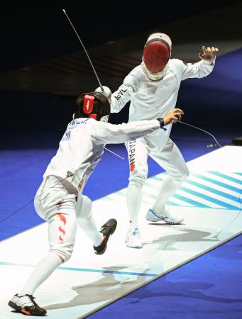 男子エペ個人３回戦　中国選手（左）と対戦する加納虹輝＝トビリシ（共同）