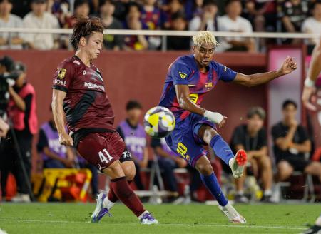 神戸―バルセロナ　前半、ゴールを狙うバルセロナのヤマル。左は神戸・永戸＝ノエスタ