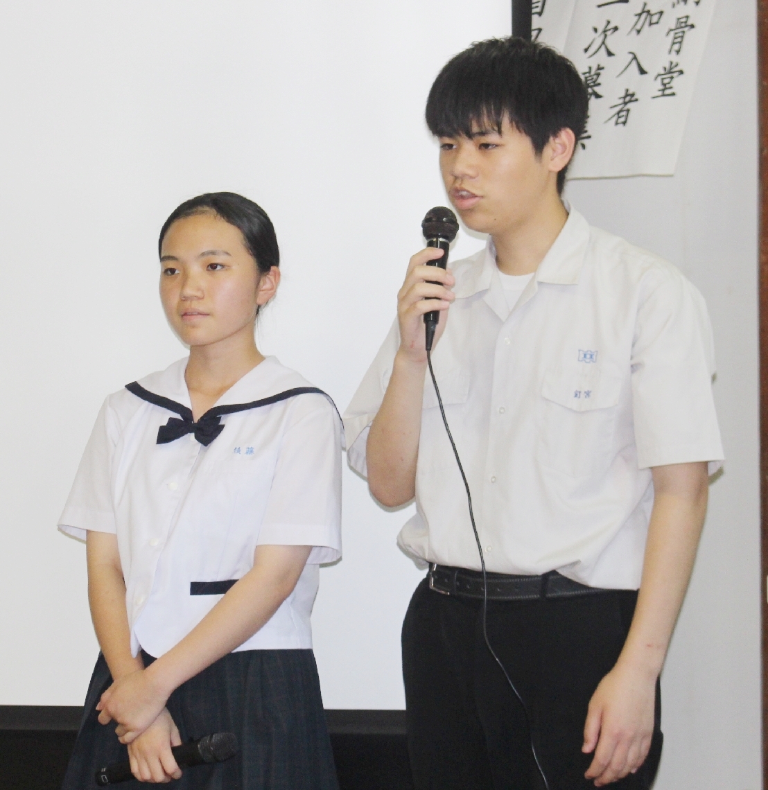 平和宣言をする保戸島小・中の生徒＝津久見市保戸島の海徳寺